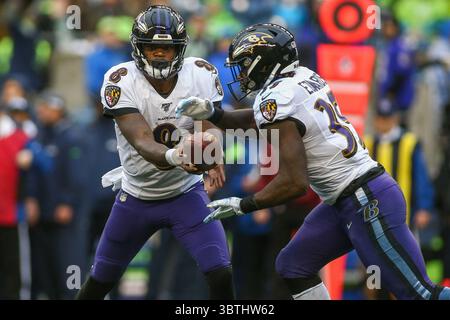 20. Oktober 2019: Baltimore Ravens Quarterback Lamar Jackson (8) übergibt den Ball an Baltimore Ravens Running Back Gus Edwards (35) während eines Spiels zwischen den Baltimore Ravens und den Seattle Huskies im CenturyLink Field in Seattle, WA. Die Ravens besiegten die Seahawks mit 30:16. Sean Brown/CSM(Credit Image: &Copy; Sean Brown/CSM via ZUMA Wire) Stockfoto