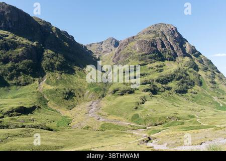 Ein Sommerblick auf Glencoe in den schottischen Highlands Stockfoto