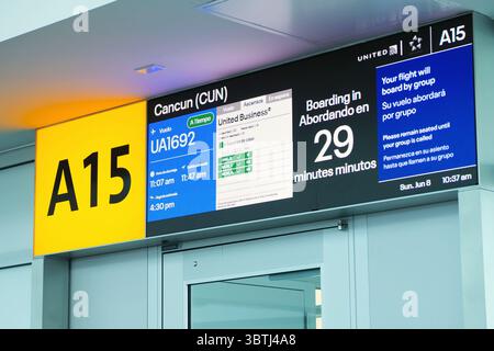 Hinweisschild für den internationalen Flug von United Airlines nach Cancun. Stockfoto