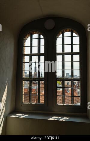 Blick auf die Stadt vom Rundetaarn-Fenster in Kopenhagen Stockfoto