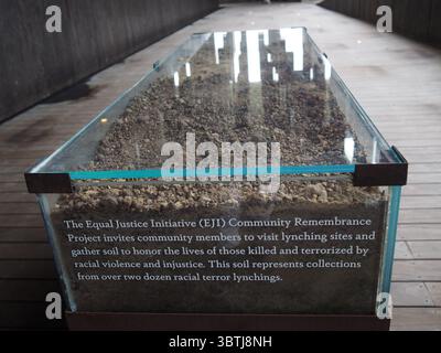 29. November 2018, Montgomery, Alabama, USA: Der Boden in dieser Gedenkstätte wurde an mehr als zwei Dutzend Lynchplätzen im Rahmen des EQUAL Justice InitiativeÃs National Memorial for Peace and Justice gesammelt. (Bild: © Sue Dorfman/ZUMA Wire) Stockfoto