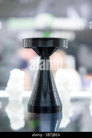 Auf 3D-Drucker aus geschmolzenem Kunststoff gedruckter Schaftstabilisator. Auf 3D-Drucker erstellte Stabilisierungsschweife. Prototypenmodell der Raketenbombenspitze, gedruckt auf 3D-Drucker. Moderne innovative 3D-Drucktechnologie Stockfoto