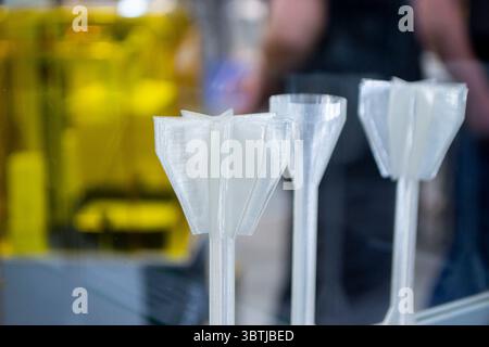 Auf 3D-Drucker aus geschmolzenem Kunststoff gedruckter Schaftstabilisator. Auf 3D-Drucker erstellte Stabilisierungsschweife. Prototypenmodell der Raketenbombenspitze, gedruckt auf 3D-Drucker. Moderne innovative 3D-Drucktechnologie Stockfoto