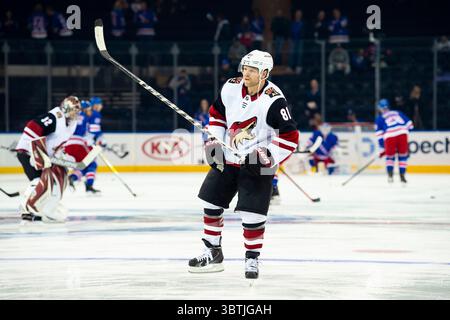 22. Oktober 2019: Das Arizona Coyotes Center Phil Kessel (81) ist während des Spiels zwischen den New York Rangers und den Arizona Coyotes im Madison Square Garden in Manhattan, New York, auf einem Skate unterwegs. Obligatorischer Kredit: Kostas Lymperopoulos/CSM (Kredit-Bild: &Copy; Kostas Lymperopoulos/CSM via ZUMA Wire) Stockfoto