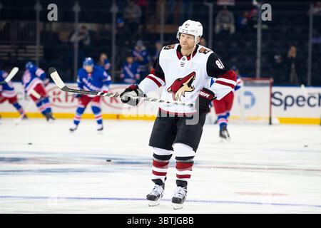 22. Oktober 2019: Phil Kessel (81), das Zentrum der Arizona Coyotes, skatet in warm-ups vor dem Spiel zwischen den New York Rangers und den Arizona Coyotes im Madison Square Garden in Manhattan, New York. Obligatorischer Kredit: Kostas Lymperopoulos/CSM (Kredit-Bild: &Copy; Kostas Lymperopoulos/CSM via ZUMA Wire) Stockfoto