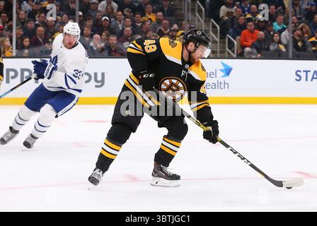 Oktober 2019; Boston, MA, USA; Matt Grzelcyk (48), Verteidiger von Boston Bruins, der während des NHL-Spiels zwischen Toronto Maple Leafs und Boston Bruins im TD Garden im Einsatz war. Anthony Nesmith/CSM(Credit Image: &Copy; Anthony Nesmith/CSM via ZUMA Wire) Stockfoto