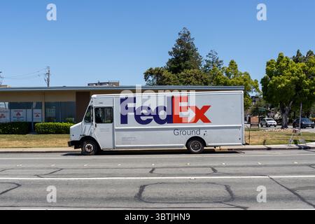 Ein FedEx-Lieferwagen im Silicon Valley, Kalifornien, USA. Stockfoto