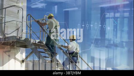 Kletterer, die Treppen auf dem Dach hinaufsteigen, mit Gurten, gelben Helmen und Kartenüberzügen Stockfoto