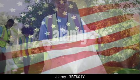 Freiwillige in Neon-Sicherheitsweste, die weißen Müllbeutel im Park öffnet, mit verstreuten Müll Stockfoto