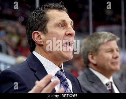 22. März 2018, Raleigh, NC, USA: In einem Aktenbild vom März 2018 argumentiert Carolina Hurricanes-Trainer Rod Brind'Amour, links, gegen die Arizona Coyotes in der PNC Arena in Raleigh, N.C. am Samstag, den 26. Oktober 2019, erstickten Brind'Amour und die Hurricanes die besuchenden Chicago Blackhawks mit 4:0. (Kreditbild: © TNS via ZUMA Wire) Stockfoto