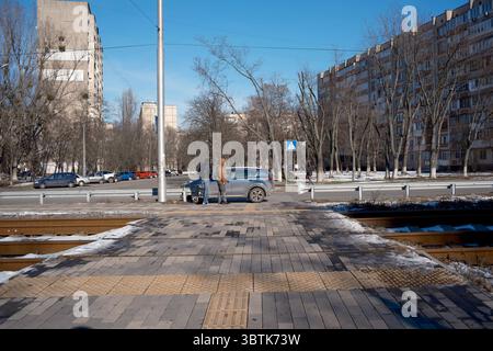 Winterliche Stadtlandschaft eines gewöhnlichen Wohngebietes an einem sonnigen Wintertag Stockfoto