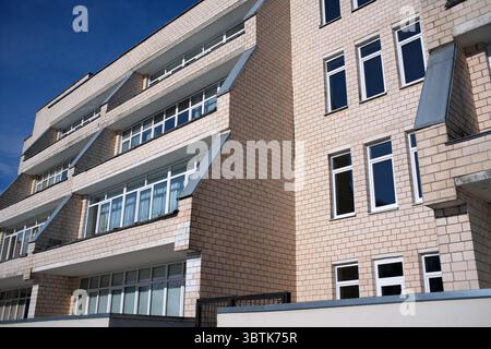 Fragment eines urbanen Wohnhauses mit mehreren Wohnungen, Immobilienobjekt Stockfoto