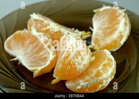 Scheiben von geschälten Reifen, saftigen Mandarinenfrüchten aus der Nähe, abstraktes Kunstbild, Makro Stockfoto