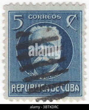 KUBA - 1917: 5 Centavo tiefblaue Briefmarke mit Porträt von Calixto Garcıa y Íñiguez. Er war kubanischer General bei drei kubanischen Aufständen, die Teil des Kubanischen Unabhängigkeitskrieges waren: Dem Zehnjährigen Krieg, dem Kleinen Krieg und dem Krieg von 1895, der selbst manchmal als Kubanischer Unabhängigkeitskrieg bezeichnet wurde, der den Spanisch-Amerikanischen Krieg auslöste und schließlich zur nationalen Unabhängigkeit Kubas führte. García starb im Alter von 59 Jahren am 11. Dezember 1898, einen Tag nach dem Ende des Spanisch-Amerikanischen Krieges, an einer Lungenentzündung während einer diplomatischen Mission in Washington, D.C. Stockfoto