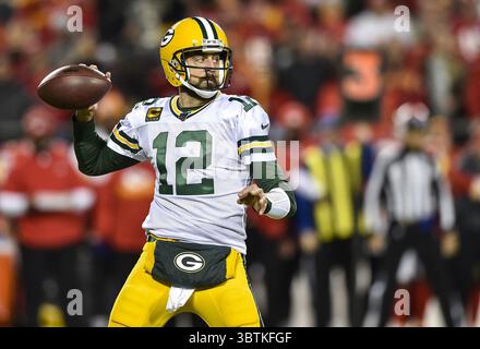 27. Oktober 2019, Kansas City, MO, USA: Green Bay Packers Quarterback Aaron Rodgers wirft im ersten Viertel gegen die Kansas City Chiefs im Arrowhead Stadium in Kansas City, Mo., am Sonntag, den 27. Oktober 2019. (Kreditbild: © TNS via ZUMA Wire) Stockfoto