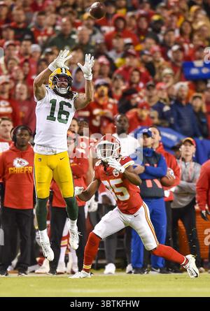 27. Oktober 2019, Kansas City, MO, USA: Green Bay Packers Wide Receiver Jake Kumerow (16) zieht am Sonntag, 27. Oktober 2019, einen Pass-Empfang über den Kansas City Chiefs Cornerback Charvarius Ward im ersten Viertel im Arrowhead Stadium in Kansas City, Mo., ab. (Kreditbild: © TNS via ZUMA Wire) Stockfoto