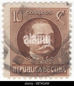 KUBA - 1917: 10 Centavo gelb-braune Briefmarke mit Porträt von Tomás Estrada Palma, einem kubanischen Politiker, dem Präsidenten der Republik Kuba in Waffen während des Zehnjährigen Krieges und dem ersten Präsidenten Kubas zwischen 1902 und 28. September 1906. Seine Kollateralkarriere als Erzieher und Schriftsteller in New York City ermöglichte es Estrada Palma, pro-kubanische Literatur zu schaffen, die Sympathie, Unterstützung und Öffentlichkeitsarbeit gewinnen sollte. Schließlich gelang es ihm, die Aufmerksamkeit einflussreicher Amerikaner zu gewinnen. Er war eine frühe und beharrliche Stimme, die die Vereinigten Staaten dazu aufrief, in Kuba einzugreifen Stockfoto