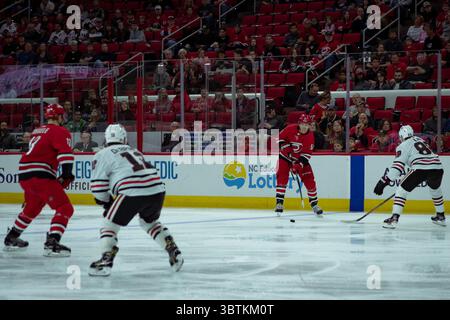 26. Oktober 2019: Der Verteidiger der Carolina Hurricanes Jake Gardiner (51) verließ Wing Warren Foegele (13) während des NHL-Spiels zwischen den Chicago Blackhawks und Carolina Hurricanes in der PNC Arena in Raleigh, NC. Brian McWalters/CSM(Kreditbild: &Copy; Brian Mcwalters/CSM via ZUMA Wire) Stockfoto