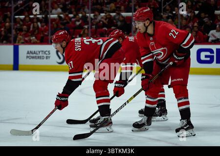 26. Oktober 2019: Carolina Hurricanes Right Wing Andrei Svechnikov (37), Carolina Hurricanes Defenseman Brett Pesce (22) und Carolina Hurricanes Left Wing Warren Foegele (13) während des NHL-Spiels zwischen den Chicago Blackhawks und Carolina Hurricanes in der PNC Arena in Raleigh, NC. Brian McWalters/CSM(Kreditbild: &Copy; Brian Mcwalters/CSM via ZUMA Wire) Stockfoto