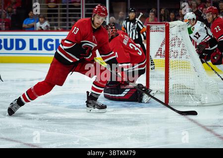 26. Oktober 2019: Carolina Hurricanes verlassen Wing Warren Foegele (13) löscht den Puck aus dem Netz während des NHL-Spiels zwischen den Chicago Blackhawks und Carolina Hurricanes in der PNC Arena in Raleigh, NC. Brian McWalters/CSM(Kreditbild: &Copy; Brian Mcwalters/CSM via ZUMA Wire) Stockfoto