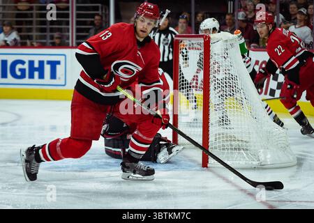 26. Oktober 2019: Carolina Hurricanes verließen Wing Warren Foegele (13) während des NHL-Spiels zwischen den Chicago Blackhawks und Carolina Hurricanes in der PNC Arena in Raleigh, NC. Brian McWalters/CSM(Kreditbild: &Copy; Brian Mcwalters/CSM via ZUMA Wire) Stockfoto