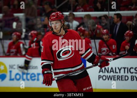 26. Oktober 2019: Carolina Hurricanes Center Warren Foegele (13) während des NHL-Spiels zwischen den Chicago Blackhawks und Carolina Hurricanes in der PNC Arena in Raleigh, NC. Brian McWalters/CSM(Kreditbild: &Copy; Brian Mcwalters/CSM via ZUMA Wire) Stockfoto