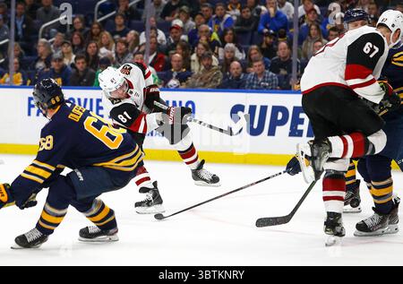 28. Oktober 2019: Das Zentrum der Arizona Coyotes Phil Kessel (81) schießt den Puck während der dritten Spielperiode im NHL-Hockeyspiel zwischen den Arizona Coyotes und Buffalo Sabres im KeyBank Center in Buffalo, N.Y. (Nicholas T. LoVerde/Cal Sport Media) (Credit Image: &Copy; Nicholas T. Loverde/CSM via ZUMA Wire) Stockfoto
