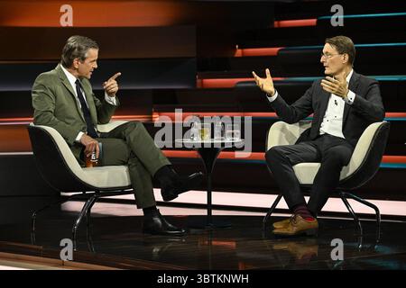 Markus Lanz li. mit Karl Lauterbach 07/25 ihr Markus Lanz li. Und Karl Lauterbach am 3. Juli 2025 in Markus Lanz , ZDF Aufzeichnung vom 2. Juli 2025 TV Fernsehen Talkshow Talk Show Deutschland deutsch deutscher Mann Männer Politiker Politik SPD ehemaliger Minister Bundesminister Bundesgesundheitsminister Italien italienisch italienisch-deutscher Moderator Fotografie Fotograf Journalismus Journalismus Journalist Autor Autor Gastmoderator deutsch-italienischer Moderator Fotograf Fotograf Fotograf Politiker quer ganz freistellbar sitzend sprechend zu Stockfoto