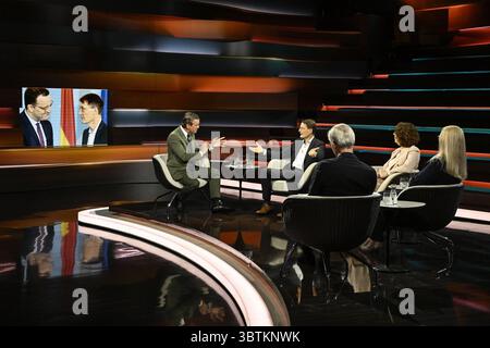 Talkrunde bei Markus Lanz , ZDF 07/25 Ihre Markus Lanz, Karl Lauterbach, Prof. Dr. Martin Werding, Christina Berndt und Tanja Gulden v.li. Am 3. Juli 2025 in Markus Lanz , ZDF Aufzeichnung vom 2. Juli 2025 TV Fernsehen Talkshow Talk Show Deutschland deutsch deutscher deutscher Mann Frauen Politiker Politik SPD Journalistin Wissenschaftsredakteurin Wissenschaftsjournalistin Unternehmerin Managerin Wirtschaftswissenschaftler Wirtschaftsweiser Professor Sozialpolitik öffentliche Finanzen Italien italienisch italienischer italienisch-deutscher Moderator Fotografie Fotograf Journalist Jou Stockfoto