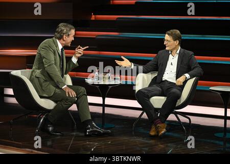 Markus Lanz li. mit Karl Lauterbach 07/25 ihr Markus Lanz li. Und Karl Lauterbach am 3. Juli 2025 in Markus Lanz , ZDF Aufzeichnung vom 2. Juli 2025 TV Fernsehen Talkshow Talk Show Deutschland deutsch deutscher Mann Männer Politiker Politik SPD ehemaliger Minister Bundesminister Bundesgesundheitsminister Italien italienisch italienisch-deutscher Moderator Fotografie Fotograf Journalismus Journalismus Journalist Autor Autor Gastmoderator deutsch-italienischer Moderator Fotograf Fotograf Fotograf Politiker quer ganz freistellbar sitzend sprechend zu Stockfoto