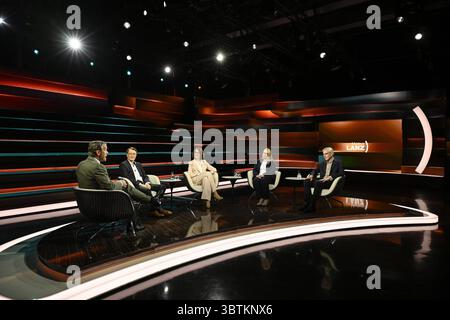 Talkrunde bei Markus Lanz , ZDF 07/25 Ihre Markus Lanz, Karl Lauterbach, Christina Berndt, Tanja Gulden und Prof. Dr. Martin Werding v.li. Am 3. Juli 2025 in Markus Lanz , ZDF Aufzeichnung vom 2. Juli 2025 TV Fernsehen Talkshow Talk Show Deutschland deutsch deutscher deutscher Mann Frauen Politiker Politik SPD Journalistin Wissenschaftsredakteurin Wissenschaftsjournalistin Unternehmerin Managerin Wirtschaftswissenschaftler Wirtschaftsweiser Professor Sozialpolitik öffentliche Finanzen Italien italienisch italienischer italienisch-deutscher Moderator Fotografie Fotograf Journalist Jou Stockfoto