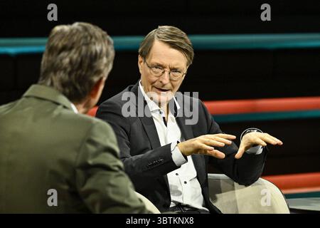 Markus Lanz li. mit Karl Lauterbach 07/25 ihr Markus Lanz li. Und Karl Lauterbach am 3. Juli 2025 in Markus Lanz , ZDF Aufzeichnung vom 2. Juli 2025 TV Fernsehen Talkshow Talkshow Deutschland deutsch deutscher Mann Männer Politiker Politik SPD ehemaliger Minister Bundesminister Gesundheitsminister Bundesgesundheitsminister Italien italienisch italienisch-deutscher Moderator Fotografie Fotograf Journalismus Journalismus Journalist Autor Autor Gastmoderator deutsch-italienischer Moderator Fotograf Politiker quer halb sitzend sprechend zuhörend gestik Stockfoto