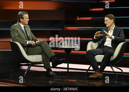 Markus Lanz li. mit Karl Lauterbach 07/25 ihr Markus Lanz li. Und Karl Lauterbach am 3. Juli 2025 in Markus Lanz , ZDF Aufzeichnung vom 2. Juli 2025 TV Fernsehen Talkshow Talk Show Deutschland deutsch deutscher Mann Männer Politiker Politik SPD ehemaliger Minister Bundesminister Bundesgesundheitsminister Italien italienisch italienisch-deutscher Moderator Fotografie Fotograf Journalismus Journalismus Journalist Autor Autor Gastmoderator deutsch-italienischer Moderator Fotograf Fotograf Fotograf Politiker quer ganz freistellbar sitzend sprechend zu Stockfoto