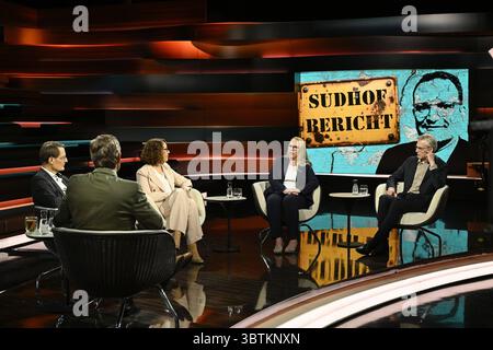 Talkrunde bei Markus Lanz , ZDF 07/25 Ihr Karl Lauterbach, Markus Lanz, Christina Berndt, Tanja Gulden und Prof. Dr. Martin Werding v.li. Am 3. Juli 2025 in Markus Lanz , ZDF Aufzeichnung vom 2. Juli 2025 TV Fernsehen Talkshow Talk Show Deutschland deutsch deutscher deutscher Mann Frauen Politiker Politik SPD Journalistin Wissenschaftsredakteurin Wissenschaftsjournalistin Unternehmerin Managerin Wirtschaftswissenschaftler Wirtschaftsweiser Professor Sozialpolitik öffentliche Finanzen Italien italienisch italienischer italienisch-deutscher Moderator Fotografie Fotograf Journalist Jou Stockfoto