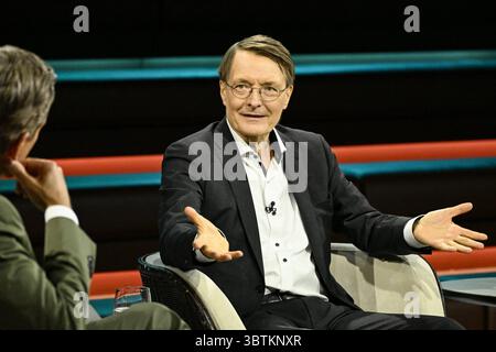Markus Lanz li. mit Karl Lauterbach 07/25 ihr Markus Lanz li. Und Karl Lauterbach am 3. Juli 2025 in Markus Lanz , ZDF Aufzeichnung vom 2. Juli 2025 TV Fernsehen Talkshow Talkshow Deutschland deutsch deutscher Mann Männer Politiker Politik SPD ehemaliger Minister Bundesminister Gesundheitsminister Bundesgesundheitsminister Italien italienisch italienisch-deutscher Moderator Fotografie Fotograf Journalismus Journalismus Journalist Autor Autor Gastmoderator deutsch-italienischer Moderator Fotograf Politiker quer halb sitzend sprechend zuhörend gestik Stockfoto