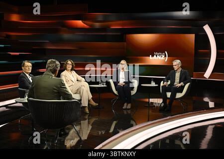 Talkrunde bei Markus Lanz , ZDF 07/25 Ihr Karl Lauterbach, Markus Lanz, Christina Berndt, Tanja Gulden und Prof. Dr. Martin Werding v.li. Am 3. Juli 2025 in Markus Lanz , ZDF Aufzeichnung vom 2. Juli 2025 TV Fernsehen Talkshow Talk Show Deutschland deutsch deutscher deutscher Mann Frauen Politiker Politik SPD Journalistin Wissenschaftsredakteurin Wissenschaftsjournalistin Unternehmerin Managerin Wirtschaftswissenschaftler Wirtschaftsweiser Professor Sozialpolitik öffentliche Finanzen Italien italienisch italienischer italienisch-deutscher Moderator Fotografie Fotograf Journalist Jou Stockfoto