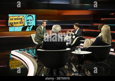 Talkrunde bei Markus Lanz , ZDF 07/25 Ihr Markus Lanz, Prof. Dr. Martin Werding, Karl Lauterbach, Christina Berndt und Tanja Gulden v.li. Am 3. Juli 2025 in Markus Lanz , ZDF Aufzeichnung vom 2. Juli 2025 TV Fernsehen Talkshow Talk Show Deutschland deutsch deutscher deutscher Mann Frauen Politiker Politik SPD Journalistin Wissenschaftsredakteurin Wissenschaftsjournalistin Unternehmerin Managerin Wirtschaftswissenschaftler Wirtschaftsweiser Professor Sozialpolitik öffentliche Finanzen Italien italienisch italienischer italienisch-deutscher Moderator Fotografie Fotograf Journalist Jou Stockfoto