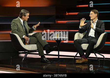 Markus Lanz li. mit Karl Lauterbach 07/25 ihr Markus Lanz li. Und Karl Lauterbach am 3. Juli 2025 in Markus Lanz , ZDF Aufzeichnung vom 2. Juli 2025 TV Fernsehen Talkshow Talk Show Deutschland deutsch deutscher Mann Männer Politiker Politik SPD ehemaliger Minister Bundesminister Bundesgesundheitsminister Italien italienisch italienisch-deutscher Moderator Fotografie Fotograf Journalismus Journalismus Journalist Autor Autor Gastmoderator deutsch-italienischer Moderator Fotograf Fotograf Fotograf Politiker quer ganz freistellbar sitzend sprechend zu Stockfoto