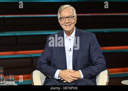 Dietmar Bartsch Politiker 07/25 ihr Dietmar Bartsch am 2. Juli 2025 in Markus Lanz , ZDF TV Fernsehen Talkshow Talkshow Deutschland deutscher Mann Politik die Linken Linke Linker Politiker german quer halb sitzend lächelnd *** Dietmar Bartsch Politiker 07 25 Ihr Dietmar Bartsch am 2. Juli 2025 in Markus Lanz , ZDF TV Talkshow Talk Show Deutschland German man Politics the Linke Linke Linke Politiker German Cross halb sitzend lächelnd Stockfoto