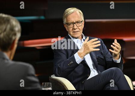 Dietmar Bartsch Politiker 07/25 her Dietmar Bartsch und Markus Lanz li., Rückenansicht am 2. Juli 2025 in Markus Lanz , ZDF TV Fernsehen Talkshow Talkshow Deutschland deutscher Mann Männer Politik die Linken Linke Linker deutsch-italienischer Journalist Politiker deutscher Journalist Autor Autor Moderator italienisch-deutsch quer halb sitzend sprechend gestikuliert *** Dietmar Bartsch Politiker 07 25 Ihr Dietmar Bartsch und Markus Lanz li , Rückansicht am 2. Juli 2025 in Markus Lanz , ZDF TV Talkshow Deutschland deutscher Mann Politik links Stockfoto