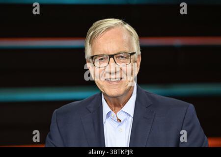 Dietmar Bartsch Politiker 07/25 ihr Dietmar Bartsch am 2. Juli 2025 in Markus Lanz , ZDF TV Fernsehen Talkshow Talkshow Deutschland deutscher Mann Politik die Linken Linke Linker Politiker german quer Porträt lächelnd *** Dietmar Bartsch Politiker 07 25 Ihr Dietmar Bartsch am 2. Juli 2025 in Markus Lanz , ZDF TV Talk Show Talk Show Deutschland Deutsche Mann Politik der Linke Linke Linke Politiker Deutscher Querporträt lächelnd Stockfoto
