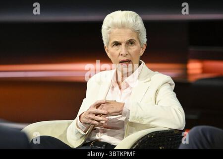 Marie-Agnes Strack-Zimmermann Politikerin 07/25 Ihre Marie-Agnes Strack-Zimmermann am 2. Juli 2025 in Markus Lanz , ZDF TV Fernsehen Talkshow Talkshow Talkshow Deutschland deutsche Frau Politik FDP MdEP Politikerin german quer halb sitzend sprechend *** Marie Agnes Strack Zimmermann Politikerin 07 25 Ihre Marie Agnes Strack Zimmermann am 2. Juli 2025 in Markus Lanz , ZDF TV Talkshow Talkshow Deutschland deutsche Frauenpolitik FDP MEP Politikerin German Cross Halssding Speaking Stockfoto