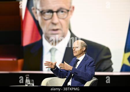 Michael Thumann Journalist 07/25 ihr Michael Thumann am 1. Juli 2025 in Markus Lanz , ZDF TV Fernsehen Talkshow Talkshow Talkshow Deutschland deutsch deutscher Mann Journalismus Autor Moskaukorrespondent Zeit Journalismus Autor Korrespondent quer halb sitzend sprechend gestikuliert *** Michael Thumann Journalist 07 25 Ihr Michael Thumann am 1. Juli 2025 in Markus Lanz Stockfoto