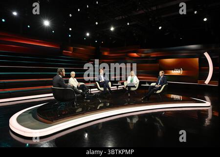 Talkrunde bei Markus Lanz , ZDF 07/25 her Markus Lanz, Marie-Agnes Strack-Zimmermann, Dietmar Bartsch, Eva Quadbeck und Benjamin Hilgenstock v.li. Am 2. Juli 2025 in Markus Lanz , ZDF TV Fernsehen Talkshow Talkshow Talkshow Deutschland deutsch deutscher deutscher Mann Männer Frau Politikerin Politik FDP MdEP Politiker die Linken Linker Autorin Journalistin Korrespondentin Redaktionsnetzwerk Deutschland RND Ökonom Wirtschaftswissenschaftler Wissenschaftler Italien italienisch italienisch-deutscher Moderator Fotografie Fotograf Journalist Journalismus Journalismus Journalist auth Stockfoto