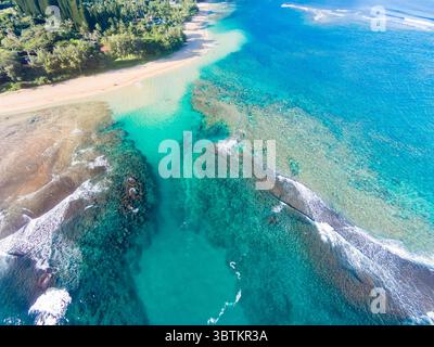Januar 2014, Hanalei, Hawaii, Vereinigte Staaten: Luftaufnahme des Makua Reef (Tunnels Beach), Haena, Kauai, Hawaii, USA (Bild: © Mark A Johnson/Amazing Aerial Via ZUMA Wire) Stockfoto