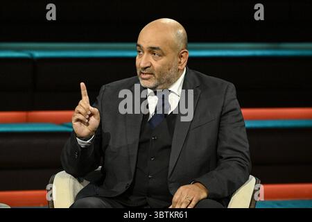 Omid Nouripour Politiker 07/25 ihr Omid Nouripour am 1. Juli 2025 in Markus Lanz , ZDF TV Fernsehen Talkshow Talkshow Talkshow Deutschland deutsch deutscher Iran iranisch iranischer Mann Politik Bündnis 90 die Grünen Grüner MDB deutscher iranischer Politiker quer halb sitzend sprechend gestikuliert Zeigefinger erhoben erhobener *** Omid Nouripour Politiker 07 25 Ihr Omid Nouripour am 1. Juli 2025 in Markus Lanz . ZDF TV Talk Show Talk Show Deutschland Deutsch Iran Iran Iranisch Mann Politik Allianz 90 Grüne Grüne Grüne Grüne MDB Deutsch iranischer Politiker Kreuz halb sitzend sp Stockfoto