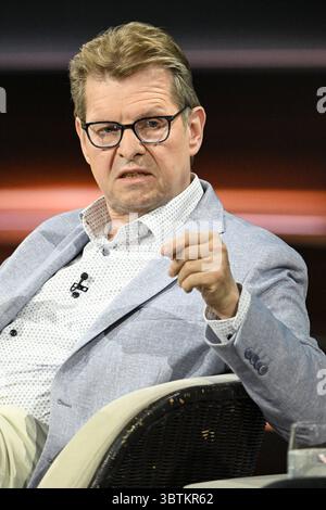 Ralf Stegner Politiker 07/25 ihr Ralf Stegner am 1. Juli 2025 in Markus Lanz , ZDF TV Fernsehen Talkshow Talkshow Deutschland deutsch deutscher Mann Politiker SPD Politik deutscher Politiker hoch halb sitzend sprechend gestikuliert *** Ralf Stegner Politiker 07 25 Ihr Ralf Stegner am 1. Juli 2025 in Markus Lanz , ZDF TV Talkshow Talkshow Deutschland deutscher Mann Politiker SPD Politik deutscher Politiker High halb sitzend Sprechen gestikulierend Stockfoto