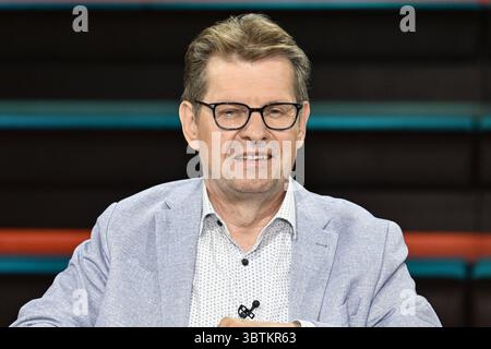 Ralf Stegner Politiker 07/25 ihr Ralf Stegner am 1. Juli 2025 in Markus Lanz , ZDF TV Fernsehen Talkshow Talkshow Deutschland deutsch deutscher Mann Politiker SPD Politik deutscher Politiker quer halb Porträt sitzend lächelnd *** Ralf Stegner Politiker 07 25 Ihr Ralf Stegner am 1. Juli 2025 in Markus Lanz , ZDF TV Talkshow Talkshow Deutschland deutscher Mann Politiker SPD Politik deutscher Politiker Kreuz Porträt sitzend lächelnd Stockfoto