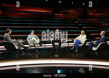 Talkrunde bei Markus Lanz , ZDF 07/25 her Markus Lanz, Ralf Stegner, Omid Nouripour, Kerstin Münstermann und Michael Thumann v.li. Am 1. Juli 2025 in Markus Lanz , ZDF TV Fernsehen Talkshow Talkshow Talkshow Deutschland deutsch deutscher Mann Männer Frau Journalistin Politiker Politik SPD Grüne Bündnis 90 die Grünen Grüner Autor Moskaukorrespondent Stockfoto