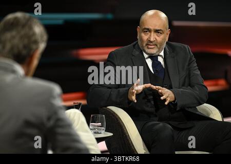 Markus Lanz li. mit Omid Nouripour 07/25 Ihr Markus Lanz li. Und Omid Nouripour am 1. Juli 2025 in Markus Lanz , ZDF TV Fernsehen Talkshow Talkshow Talkshow Deutschland deutsch deutscher Iran iranisch iranischer Mann Politik Politiker Bündnis 90 die Grünen Grüner MDB Italien Italienisch Italienisch-deutscher Moderator Fotografie Fotograf Journalismus Journalismus Journalist Autor Autor Moderator Moderator deutsch-italienisch Moderator Fotograf deutsch-iranischer Politiker quer halb sitzend sprechend gestikuliert *** Markus Lanz li mit Omid Nouripour 07 25 ihr Markus Lanz Lanz Stockfoto